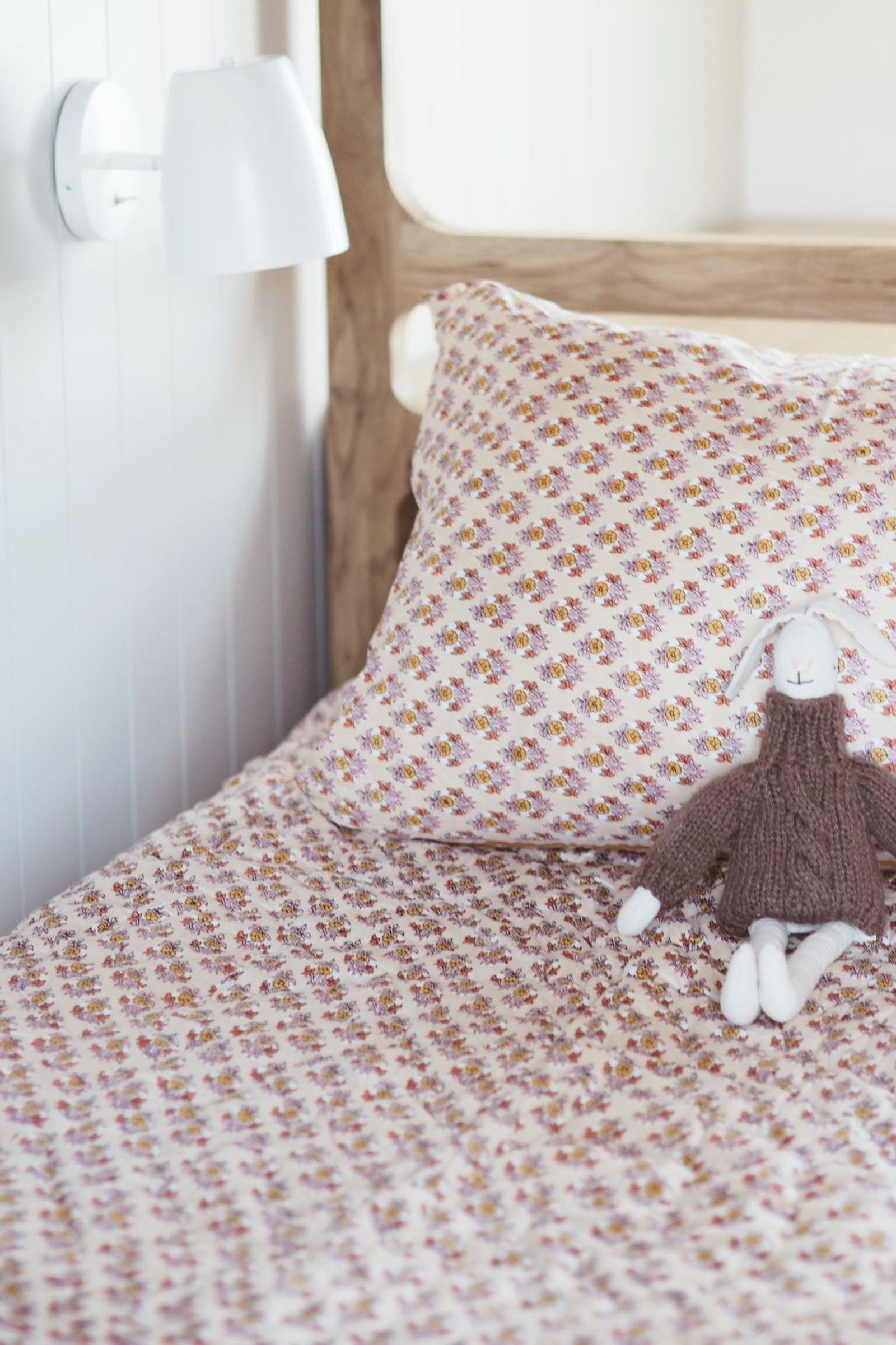 Dormitorio nórdico con ropa de cama floral y aplique blanco — proyecto SANTA MARÍA DE TIGRE, por APATHEIA, en Provincia de Buenos Aires